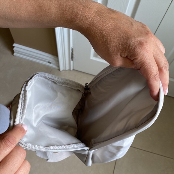 Nylon cross body bag! Brand new never used! - Picture 6 of 6